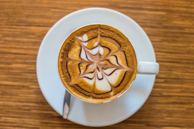 Ahşap masa üzerinde sıcak kahve.