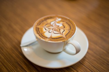 Ahşap masa üzerinde sıcak kahve.