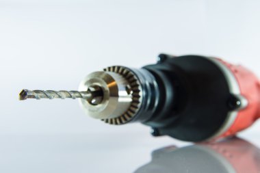 Beyaz arkaplanda elektrikli matkap.