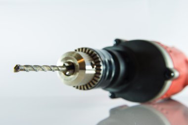 Beyaz arkaplanda elektrikli matkap.