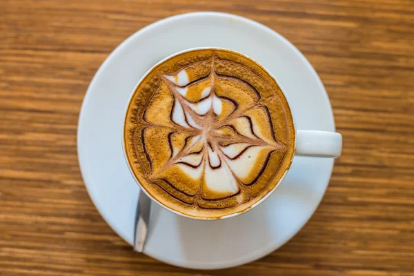 Café quente na mesa de madeira . — Fotografia de Stock