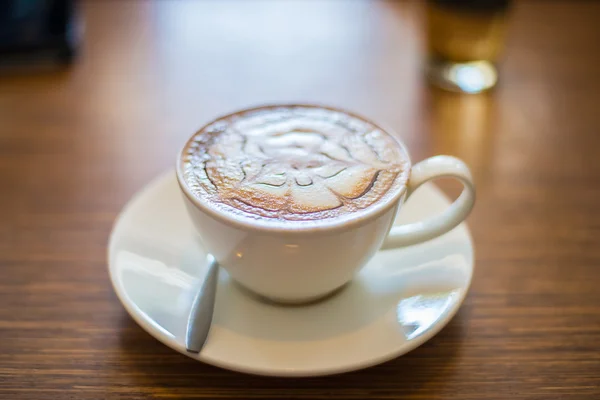 Café quente na mesa de madeira . — Fotografia de Stock