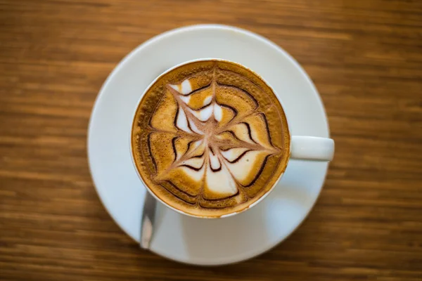 Warme koffie op de houten tafel. — Stockfoto