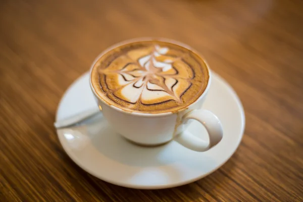 Café quente na mesa de madeira . — Fotografia de Stock