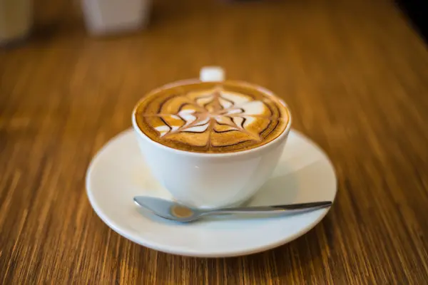 Café quente na mesa de madeira . — Fotografia de Stock