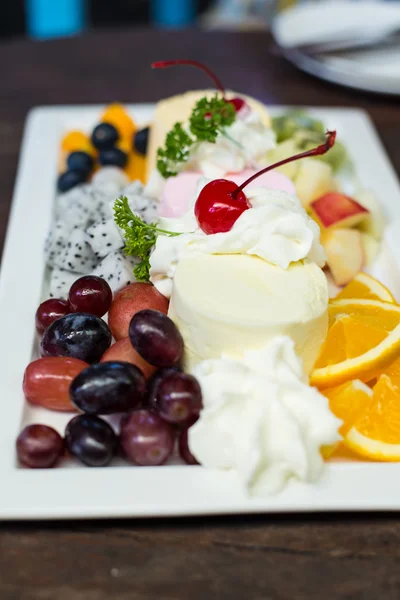 Ice cream dessert — Stock Photo, Image