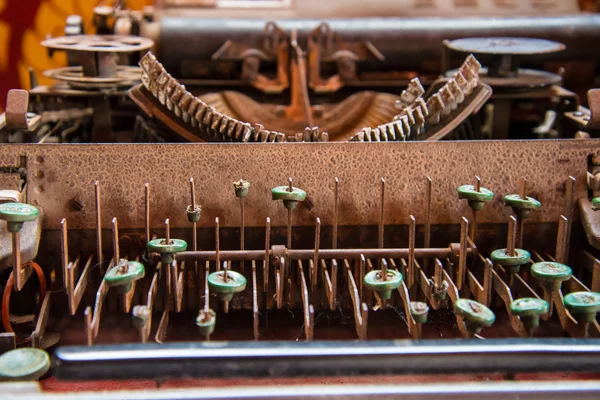 Papan tik dari suatu typewriter.worn-out lama, usang — Stok Foto