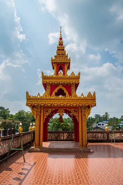 Kuil di Thailand, Wat Prathat Ruang Rong, Thailand . — Stok Foto