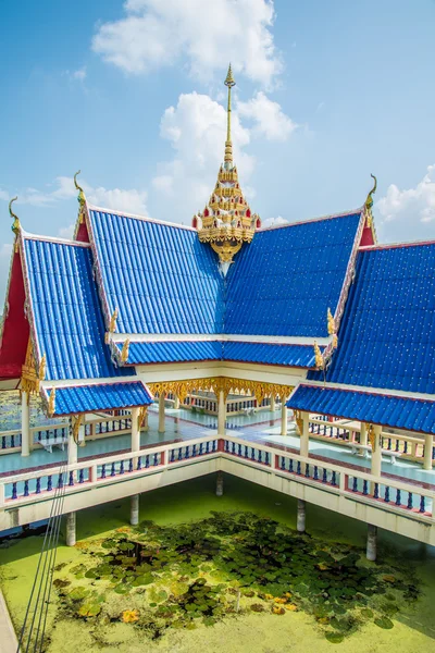 Thailändischer Pavillon ist von Wasser umgeben — Stockfoto