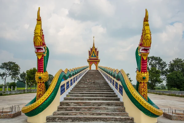 De stappen die leiden naar de hal van de tempel. — Stockfoto