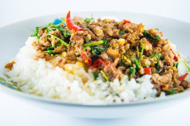 Kızarmış domuz eti ve fesleğen