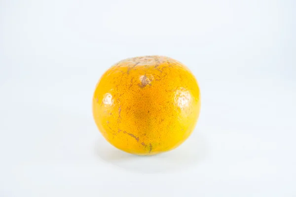 Апельсин на белом фоне. — стоковое фото