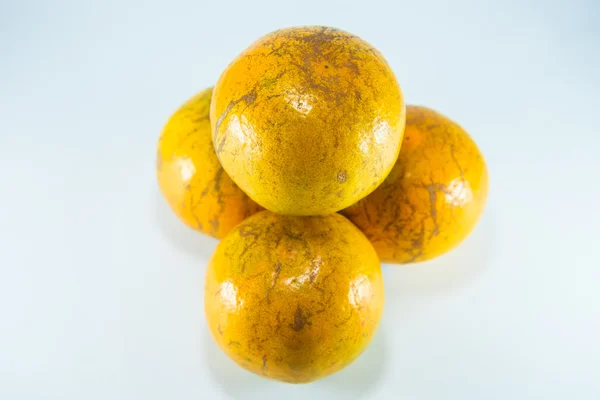 Апельсин на белом фоне. — стоковое фото