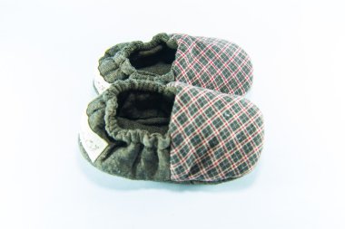 Beyaz arka planda çocuk ayakkabıları.