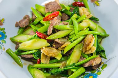 Kale istiridye soslu kızarmış. Tayland gıda.