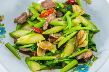 Kale istiridye soslu kızarmış. Tayland gıda.