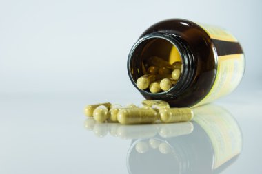 Pek çok ilaç ve beyaz arka plan üzerinde izole Tablet