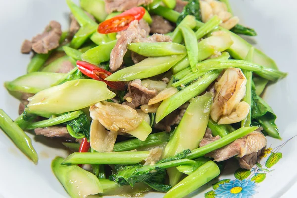 Grünkohl in Austernsoße gebraten. Thailändisches Essen. — Stockfoto