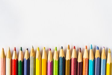 İzole beyaz arka plan üzerinde renkli kalemler