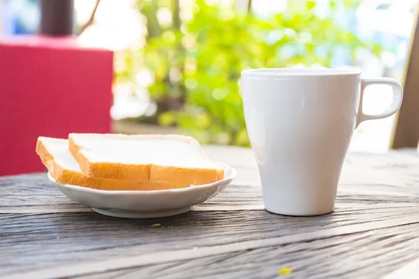 Café y una rebanada de pan — Foto de Stock