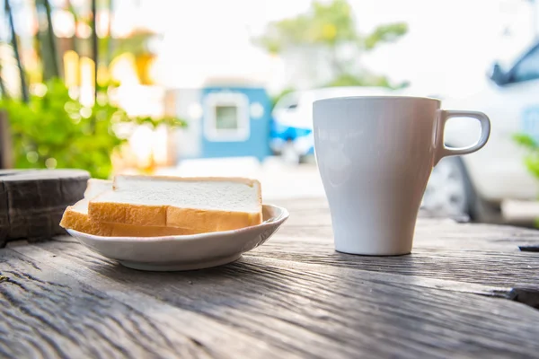 Café e uma fatia de pão — Fotografia de Stock