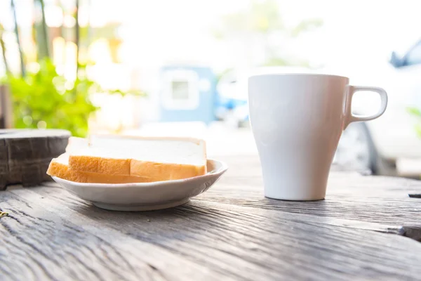 Café e uma fatia de pão — Fotografia de Stock