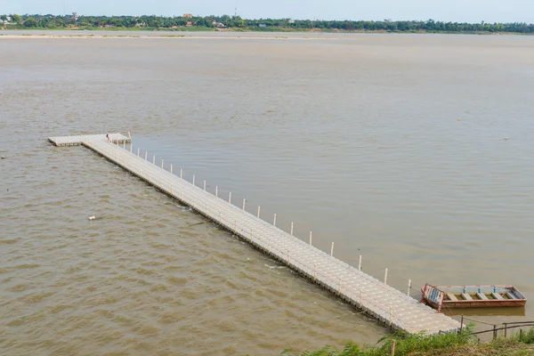 Pływająca tratwa na rzece w Tajlandii. Khong rzeki — Zdjęcie stockowe