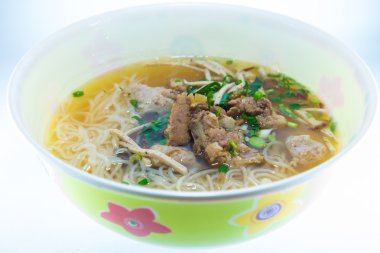 beyaz zemin üzerine erişte.