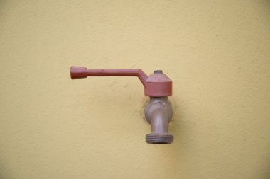 Kırmızı musluk, su