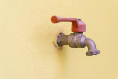 Kırmızı musluk, su