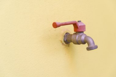 Kırmızı musluk, su