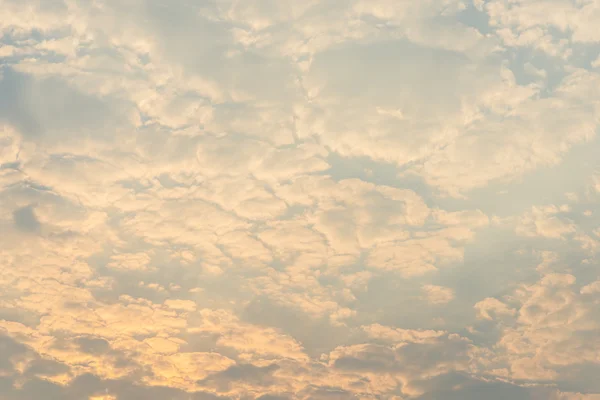 Wolken en gouden hemel voor achtergrond. Sunrise — Stockfoto