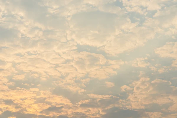 구름과 배경에 대 한 골든 스카이 일출 — 스톡 사진