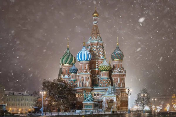 러시아 모스크바의 밤에는 바질의 대성당 로브스키 대성당 — 스톡 사진