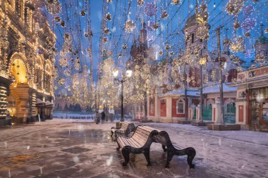 Moskova, RUSSIA: Nikolskaya Caddesi Noel aydınlatmalı, Moskova, Rusya