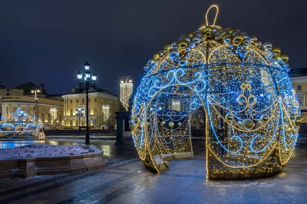 Instalacja Świąteczna Formie Balu Świątecznego Placu Manezhnaya Moskwie — Zdjęcie stockowe