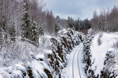 Demiryolu kayadaki oyuk bir oyukta geçiyor.
