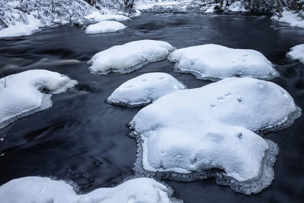 Winterlandschaft Mit Waldfluss Tal Der Wasserfälle Schneebedeckte Tannen Ufer Des — Stockfoto