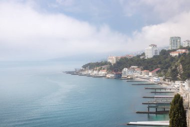 Yalta yakınlarındaki küçük Gaspra kasabasının panoramik manzarası. Yoğun sis denizin ve dağların üzerinde.