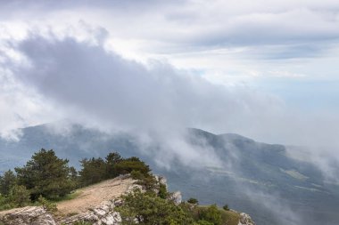 Ai-Petri Dağı, Kırım 'ın tepesinde yüksek sesle asılı.
