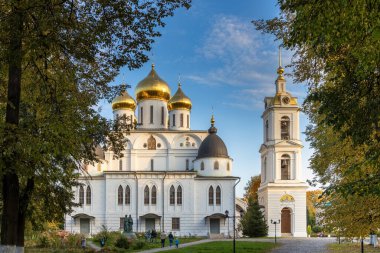 Dmitrov Kremlin 'deki Varsayım Katedrali. Dmitrov 'un 16. yüzyılın başlarında inşa edilen ana mimari cazibelerinden biri. 
