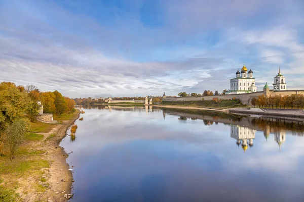 Brzeg Rzeki Velikaya Kreml Psków Katedra Trójcy Psków Rosja — Zdjęcie stockowe