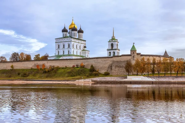 Banco Rio Velikaya Kremlin Trinity Cathedral Pskov Rússia — Fotografia de Stock