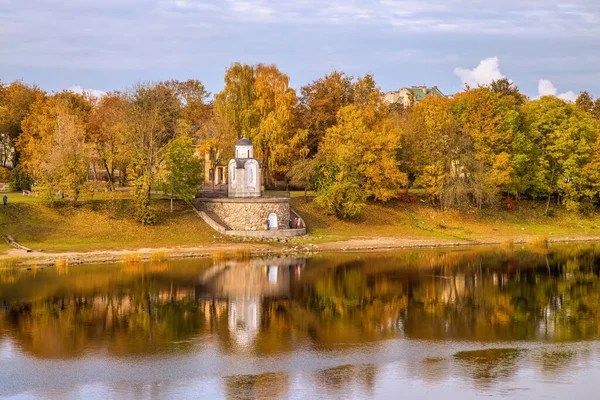 Ősz Pskovban Olginszkij Kápolna Velikaya Folyó Partján Pskov Oroszország — Stock Fotó