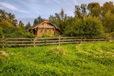 Ahşap ev. Eski Rus mimarisinin bir örneği. Moskova bölgesinin Dmitrovsky bölgesinde Svyatogorovo köyü.