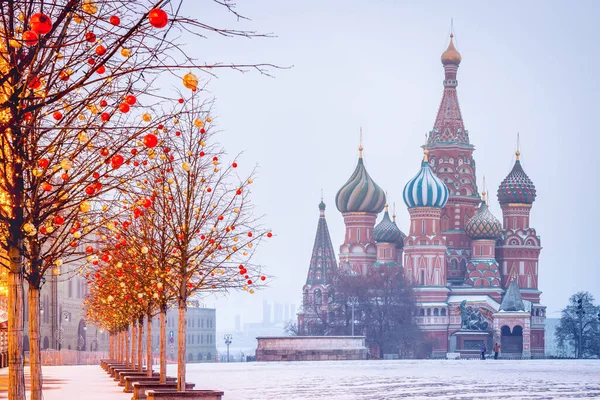 얼어붙은 안개낀 모스크바 크리스마스 베드로 바질의 대성당 — 스톡 사진