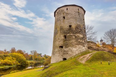 Pskov 'da Gremyachaya tepesinde, Pskova nehri kıyısında harap olmuş bir Gremyachaya kulesi.