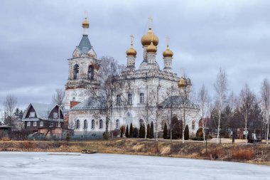 Moskova 'nın Dmitrov bölgesindeki Zhestylevo' daki en kutsal Theotokos Kilisesi. Rusya 'da bahar manzarası