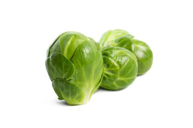 Taze Brüksel lahanaları beyaz arka planda izole edilmiş, boş alan, manzara yönelimi