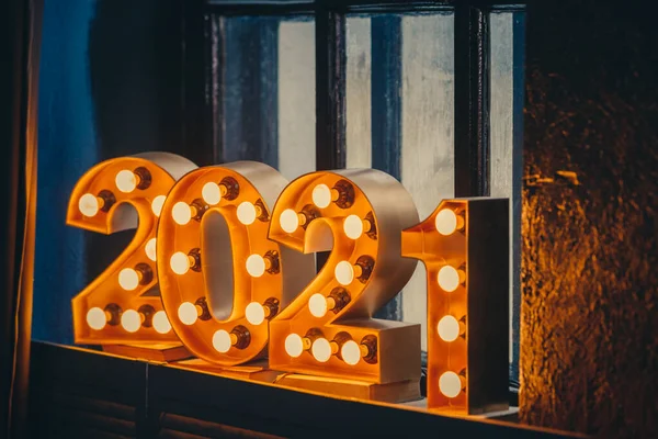 Nový rok 2021 Creative Design Koncept čísla ze žlutých žárovek — Stock fotografie